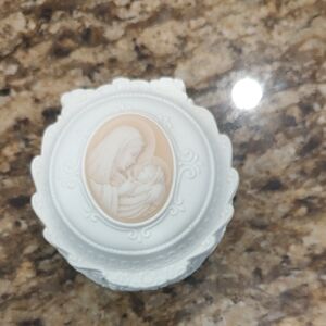 Elegant White and Cream Decorative Box